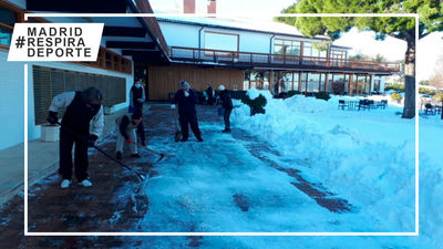 Sin descanso para dejar limpios de nieve los campos de golf de Madrid