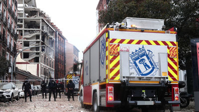 Se desprende parte del tejado del edificio 104 de la calle Toledo