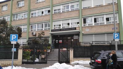 La primera hora de la vuelta a las aulas en Madrid: "He andado 15 minutos con mi hijo sobre el hielo para llegar"