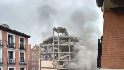Tres fallecidos y 11 heridos en la fuerte explosión de un edificio en la calle Toledo de Madrid