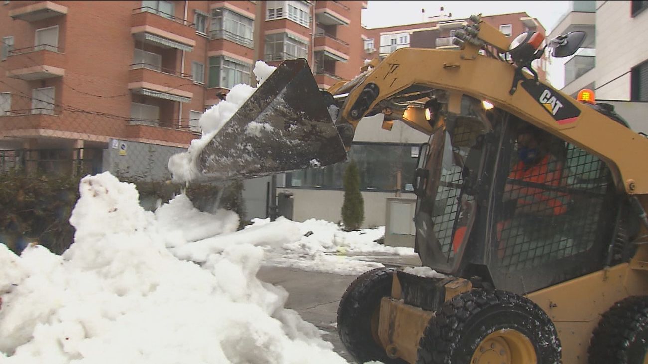 Bomberos, Selur y Protección Civil continúan con la limpieza de alcantarillas ante la previsión de lluvias