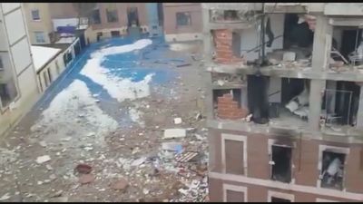 Bomberos y técnicos municipales valoran si se procede a demoler el edificio de la explosión de la  calle Toledo