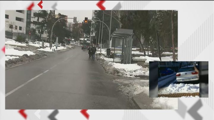 Peligrosos cruces por la calzada para evitar el hielo, la única alternativa de las personas mayores en Hortaleza