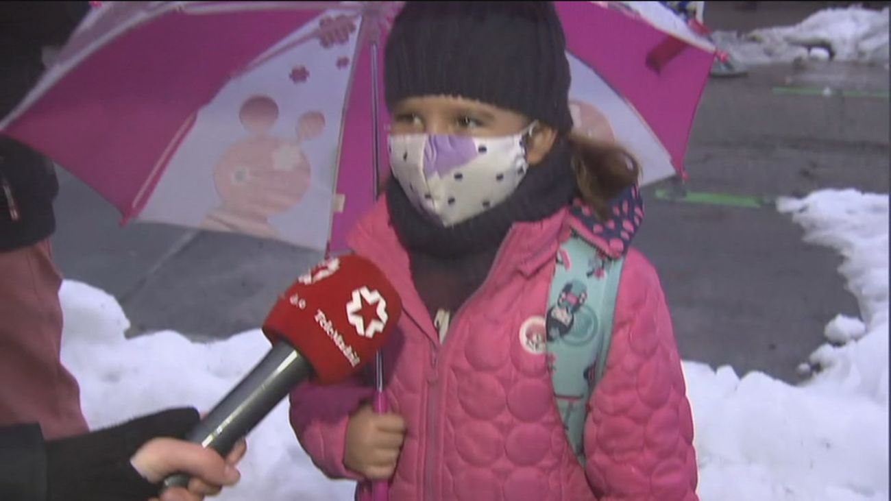 Los escolares viven la vuelta al cole  más fría tras el paso de Filomena