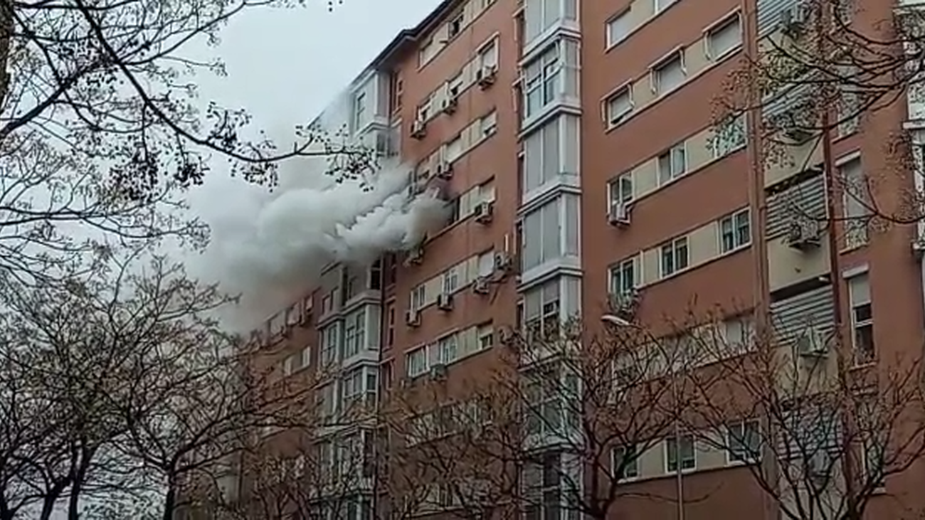 Un herido grave y doce leves en un incendio en una vivienda de Villaverde