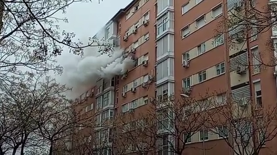 Un herido grave y doce leves en un incendio en una vivienda de Villaverde
