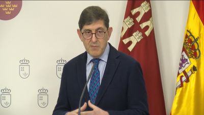 Renuncia el consejero de Salud de Murcia que se vacunó contra la Covid sin corresponderle