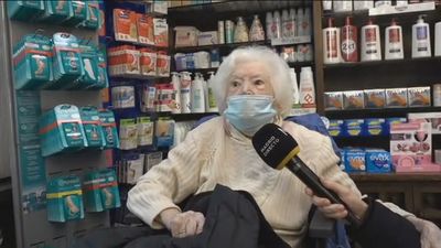 Una mujer de 98 años se refugia en una farmacia por la explosión