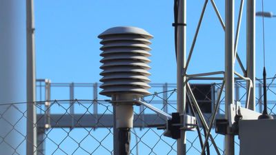 Qué datos recogen los aparatos del tiempo que vemos junto a las carreteras