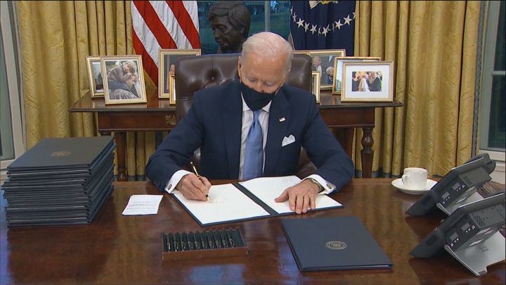 Biden firma sus primeros decretos como presidente de EEUU