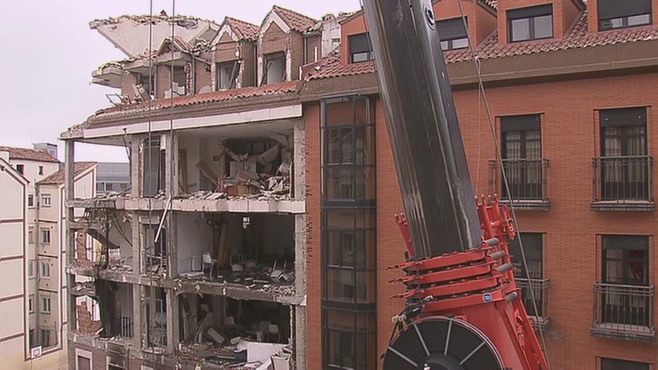 Los bomberos aseguran los edificios colindantes mientras se investiga el origen del escape de gas