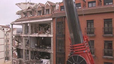 Los bomberos aseguran los edificios colindantes mientras se investiga el origen del escape de gas