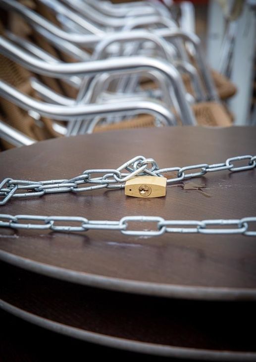 La oposición madrileña critica a Ayuso por sus medidas en la hostelería