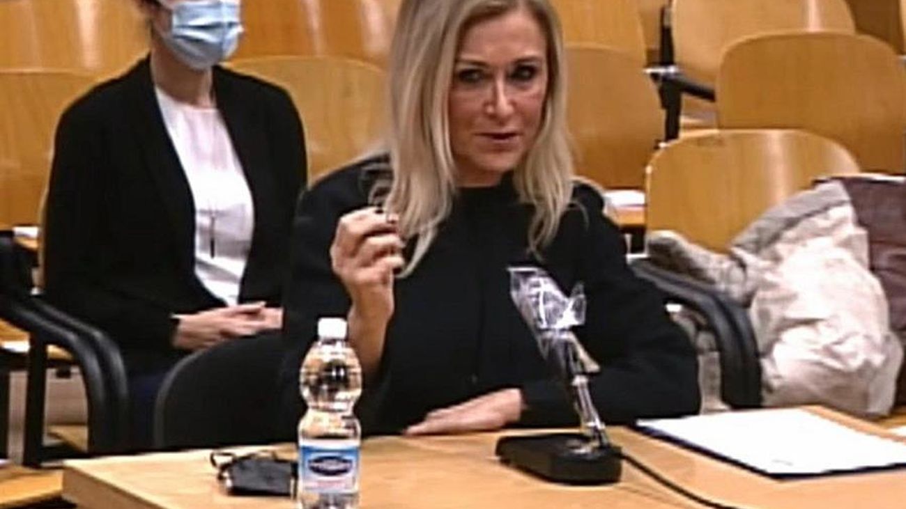 Cifuentes dice que no defendió su máster ante un tribunal, sino en un acto "informal"