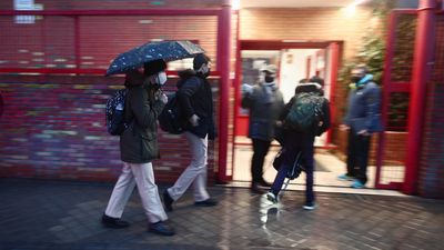 Madrid descarta cerrar colegios pese al incremento de contagios de coronavirus