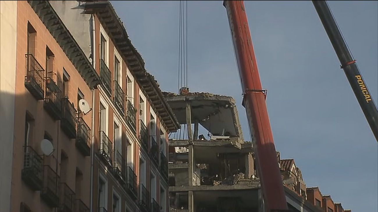 Los técnicos desmontan la parte superior del edificio siniestrado en la calle Toledo con la ayuda de un robot