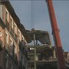 Los técnicos desmontan la parte superior del edificio siniestrado en la calle Toledo con la ayuda de un robot