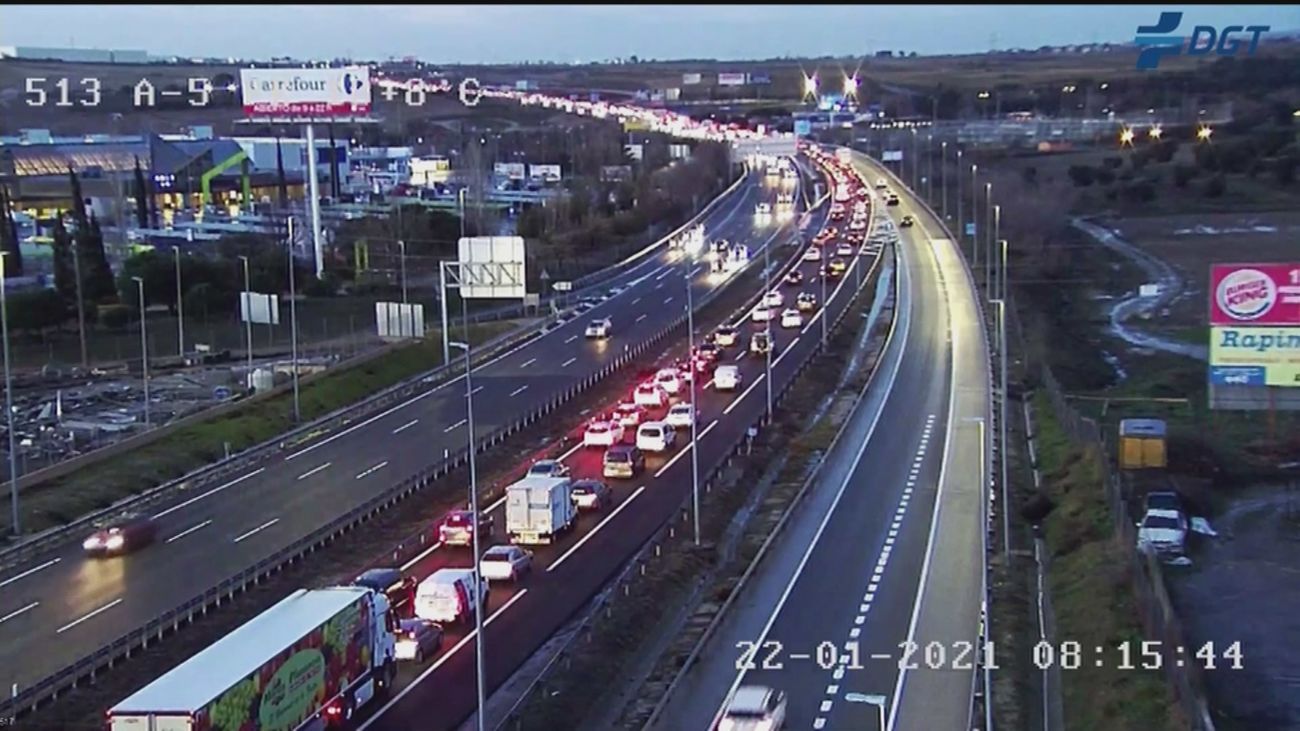 Tres accidentes y una balsa de agua en la M-40 provocan retenciones en las entradas y salidas de Madrid