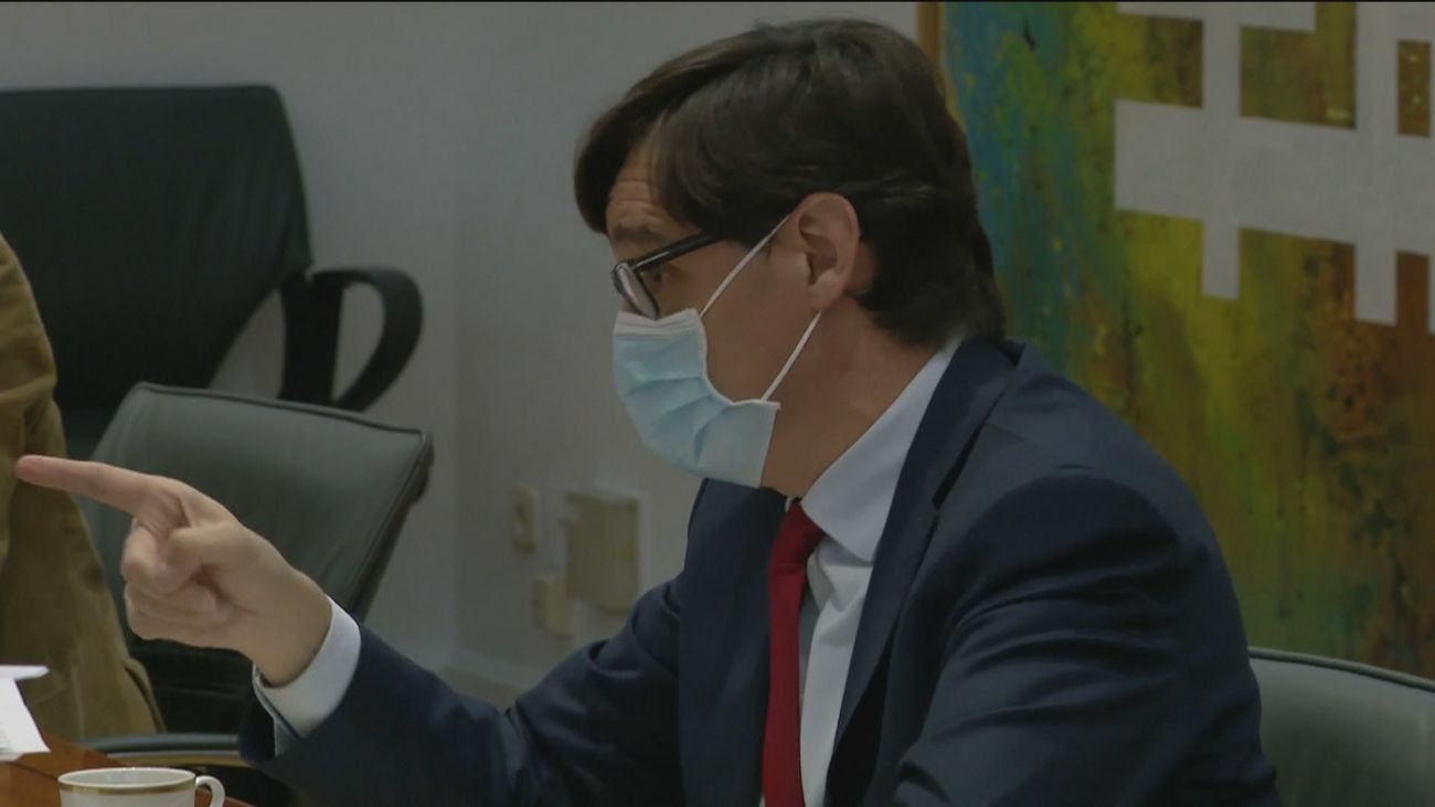 La oposición critica al ministro Illa por seguir en Sanidad y cuestiona sus decisiones por estar en clave electoral
