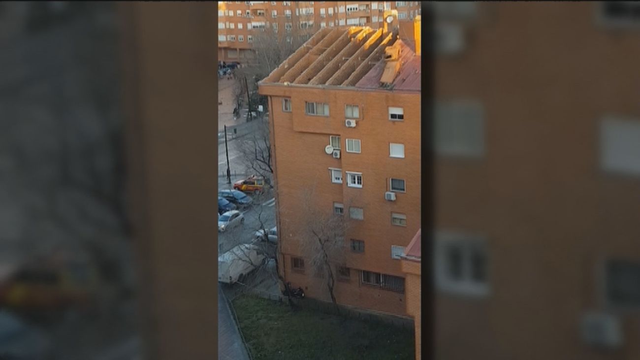 El viento arranca de cuajo varios tejados y chimeneas en Vallecas