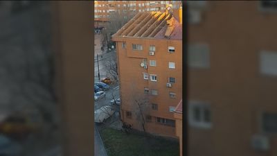 El viento arranca de cuajo varios tejados y chimeneas en Vallecas