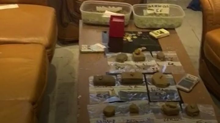 Desmontan un punto de venta de drogas junto a un instituto en Alcalá y un narcopiso en San Blas