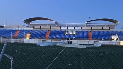 El viento derriba parte de la cubierta del campo de fútbol de Alalpardo