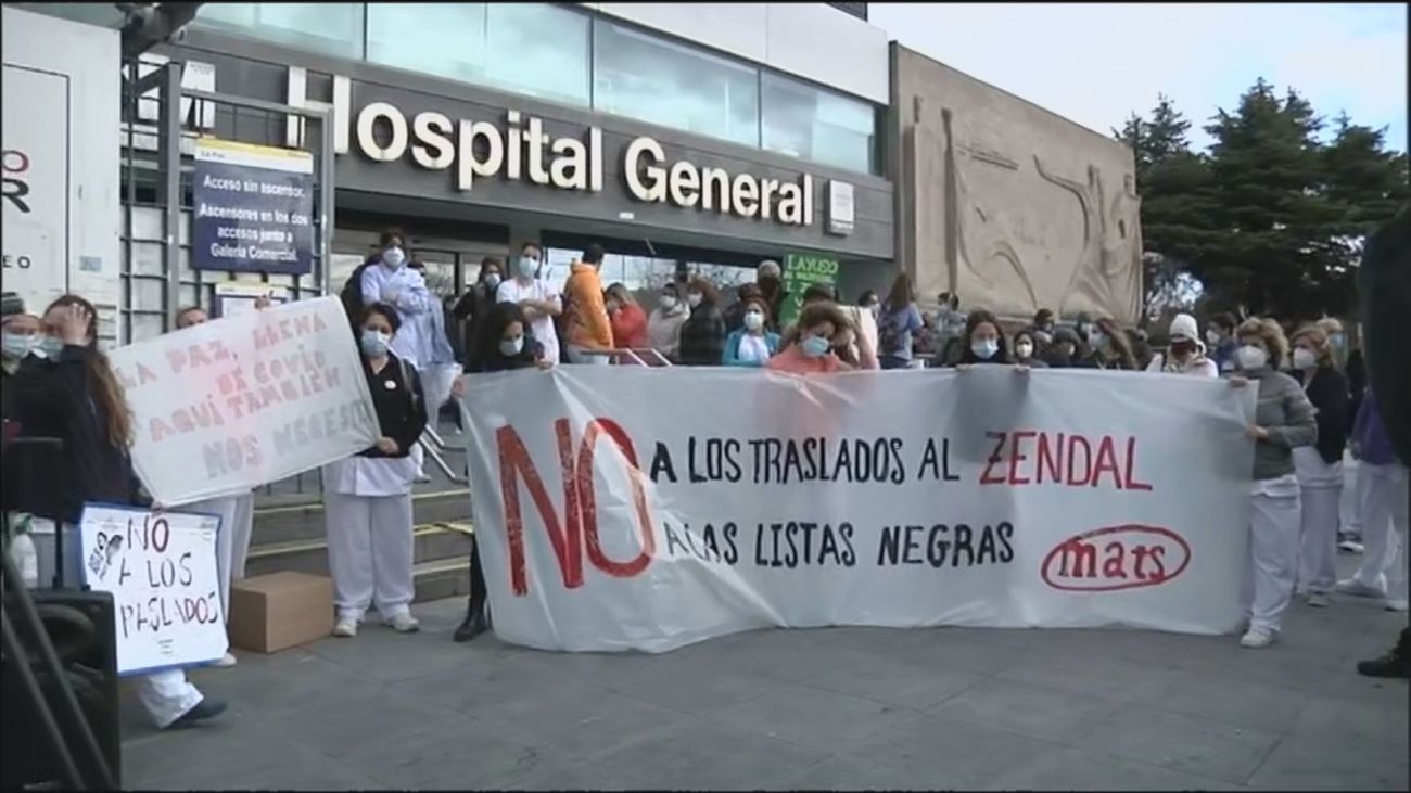 Protesta de sanitarios en La Paz contra los traslados forzosos al Zendal y las "listas negras"