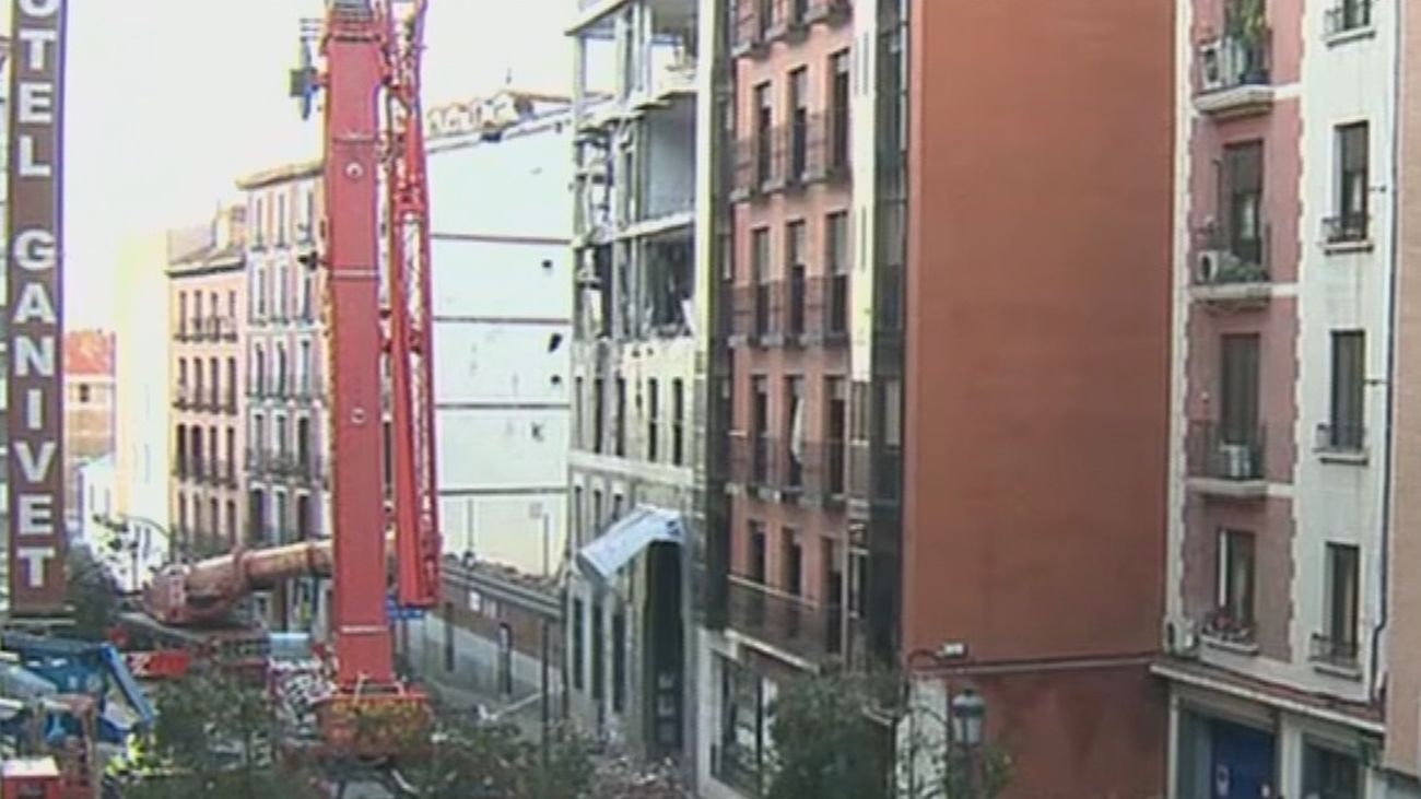 Bomberos y policía científica continúan la inspección del edificio de la calle Toledo 98 para determinar la causa de la explosión