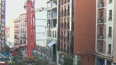 Bomberos y policía científica continúan la inspección del edificio de la calle Toledo 98 para determinar la causa de la explosión