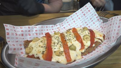 Llega la pizza con base de escalope a la capital