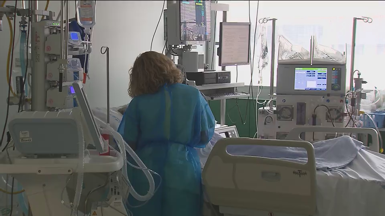 Las urgencias y las UCIs de los hospitales de Madrid, cada vez más saturadas por los casos de coronavirus