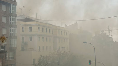 Extinguido el incendio en la cubierta de un edificio en el distrito de Tetuán
