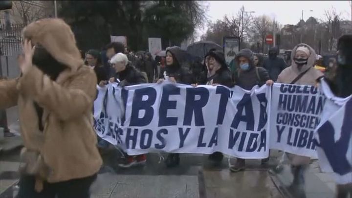 La marcha negacionista en Madrid pide recuperar derechos y libertades