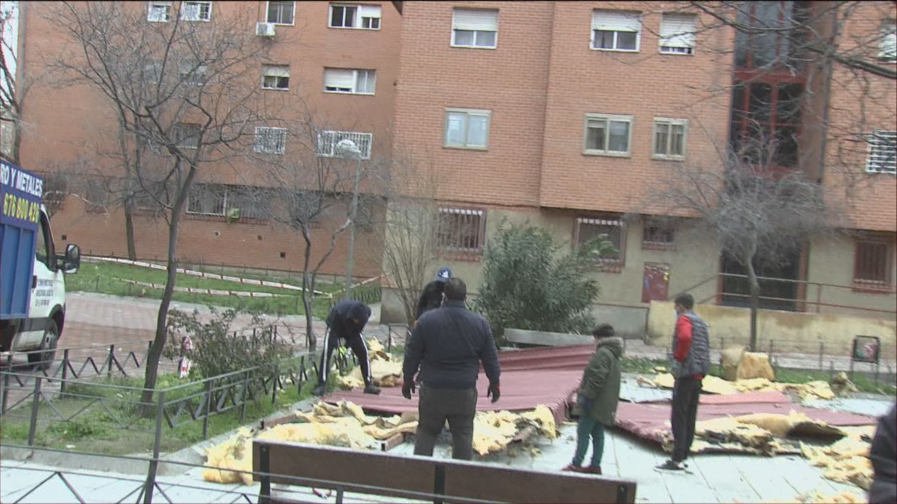 Carmen, vecina del edificio de Vallecas afectado por la caída de la cubierta: "Vámonos hijo que se nos hunde el piso"