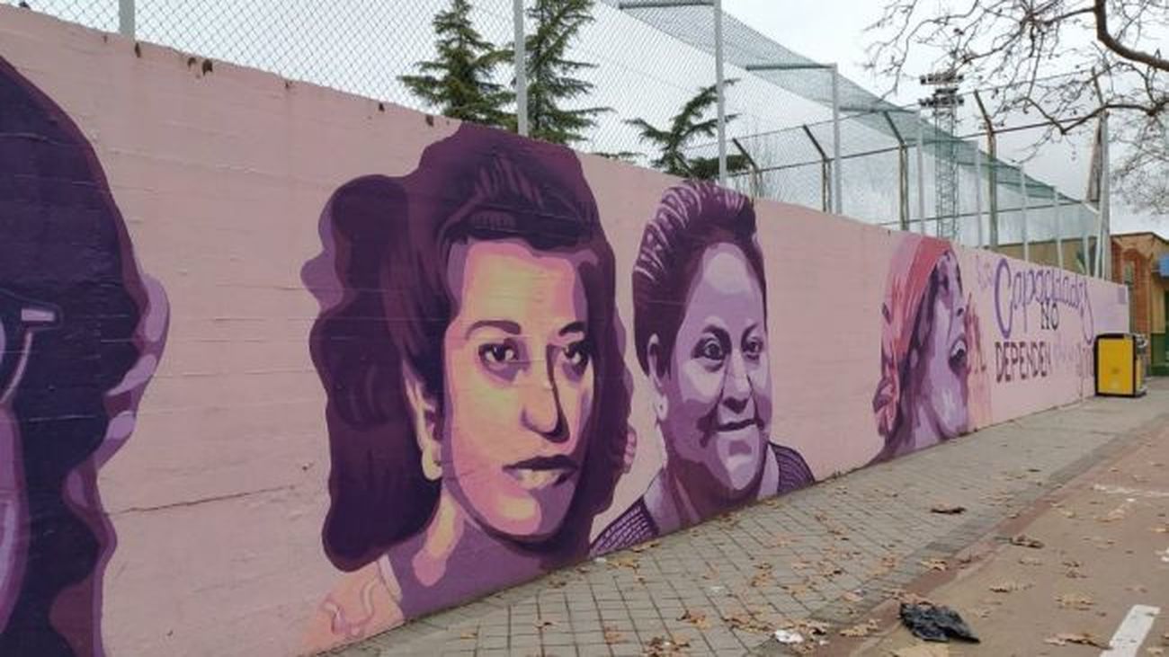 Una concentración reclama a la Junta de Ciudad Lineal que se mantenga el mural feminista del centro deportivo