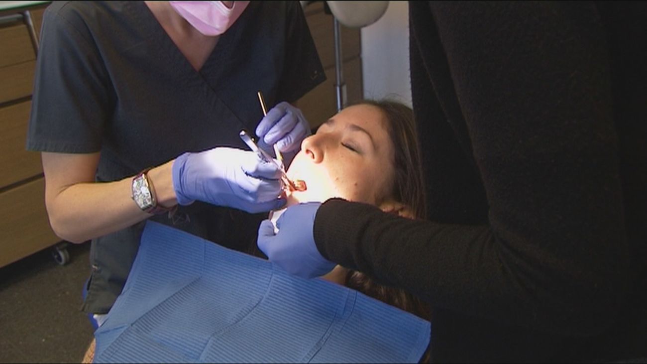 Aumentan los casos de enfermedades bucodentales relacionadas con el estrés y el azúcar tras el confinamiento.