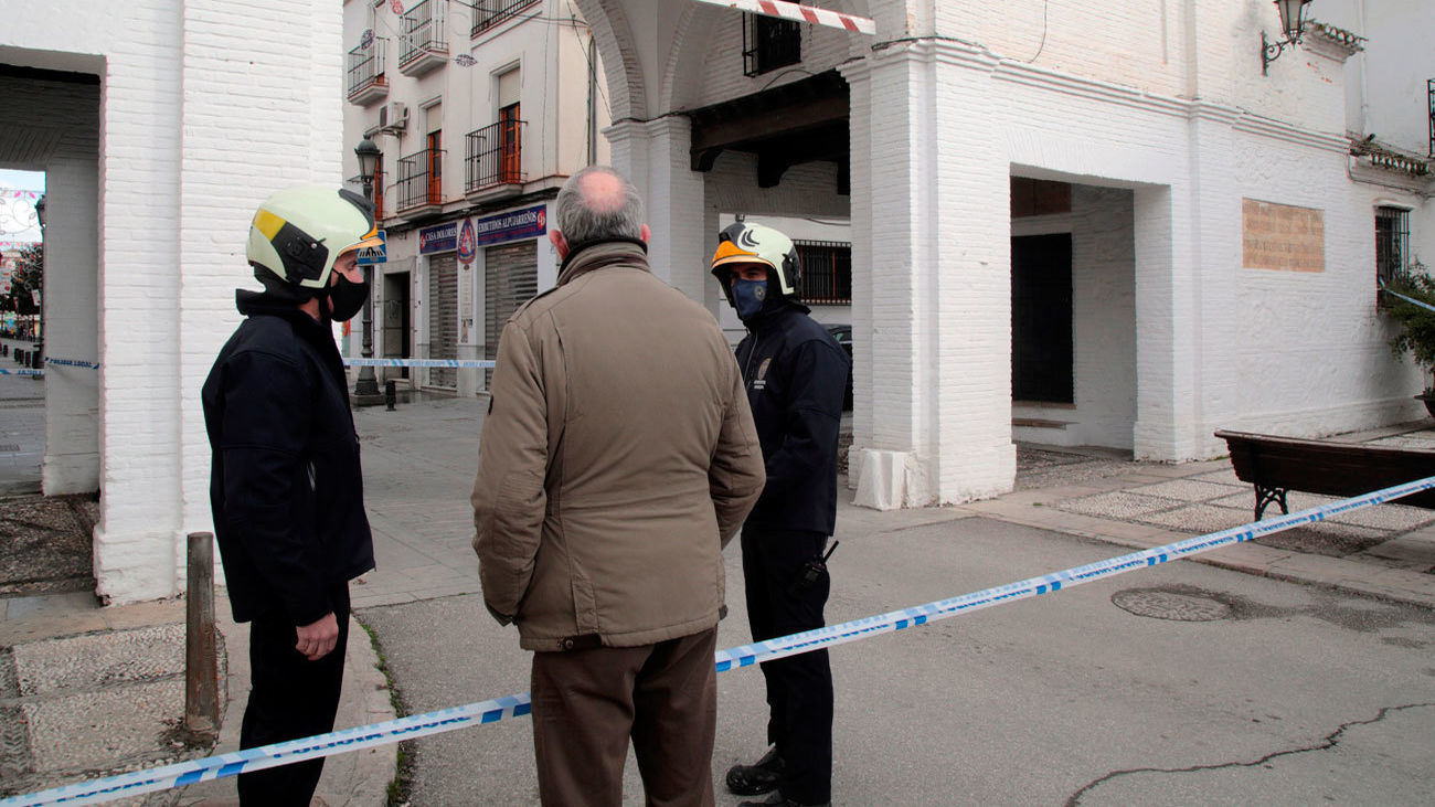 Bomberos revisan el arco de la Loja en Santa Fé tras el seísmo registrado este sabado
