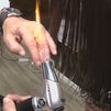 Una peluquería de Aluche corta el pelo con fuego y catanas
