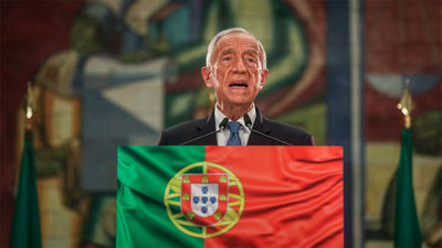 El presidente de Portugal sufre un desmayo en un acto público y es trasladado al hospital "por precaución"
