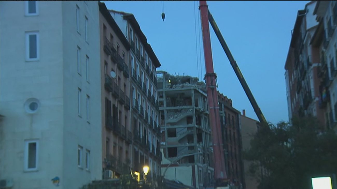 Los operarios derrumbarán  las dos plantas superiores del edificio siniestrado en la explosión de la calle Toledo