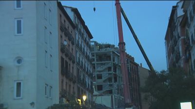 Los operarios derrumbarán  las dos plantas superiores del edificio siniestrado en la explosión de la calle Toledo