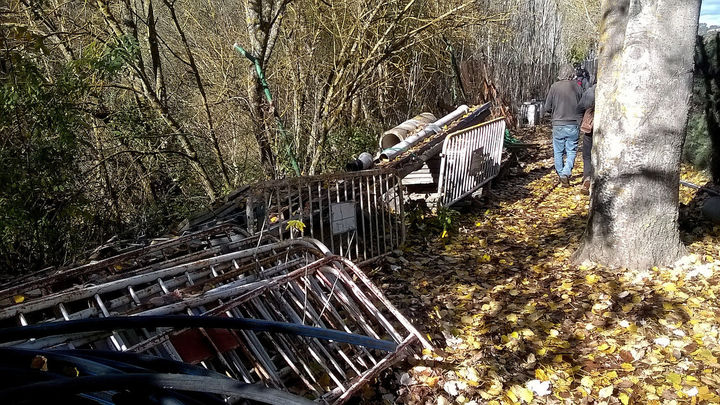 Restos de obra y materiales depositados en la ribera del Manzanares / PO