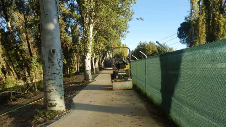 Maquinaria trabajando en el nuevo firme de la pista / JGV