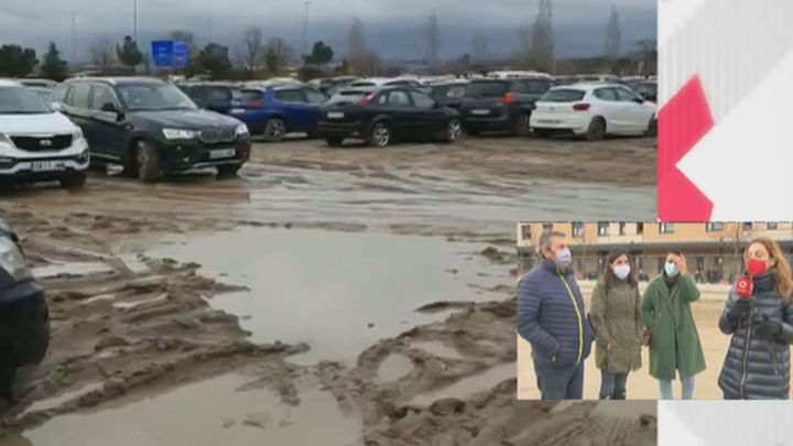 Los padres denuncian que el parking del colegio es un barrizal / TELEMADRID
