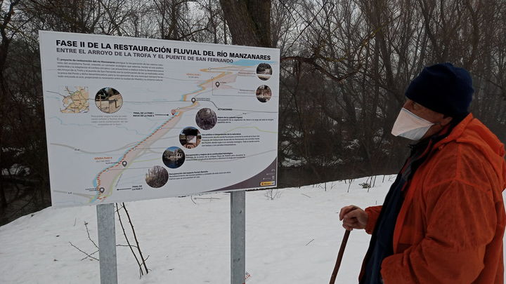 Juan García, impulsor de esta ruta, frente a un panel informativo / PO