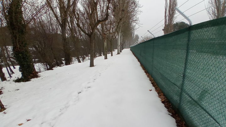 El camino de Madrid Río a El Pardo cubierto tras la nevada / PO