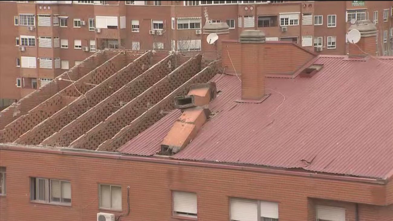 Piden que las chimeneas rotas sean retiradas del tejado que voló por el viento en Vallecas