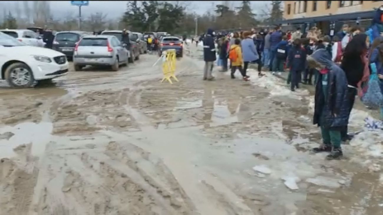 Los padres del colegio Trinity en 'Sanse' denuncian que les obligan a recoger a sus hijos en medio de un barrizal