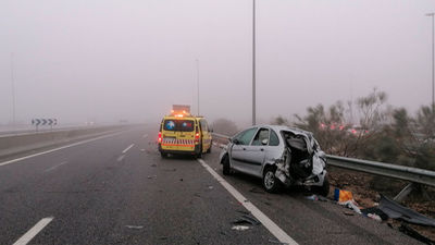 Tres heridos en un accidente entre un tráiler y varios coches en la A-3 ocasionado por la niebla